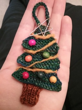 knit christmas tree ornament